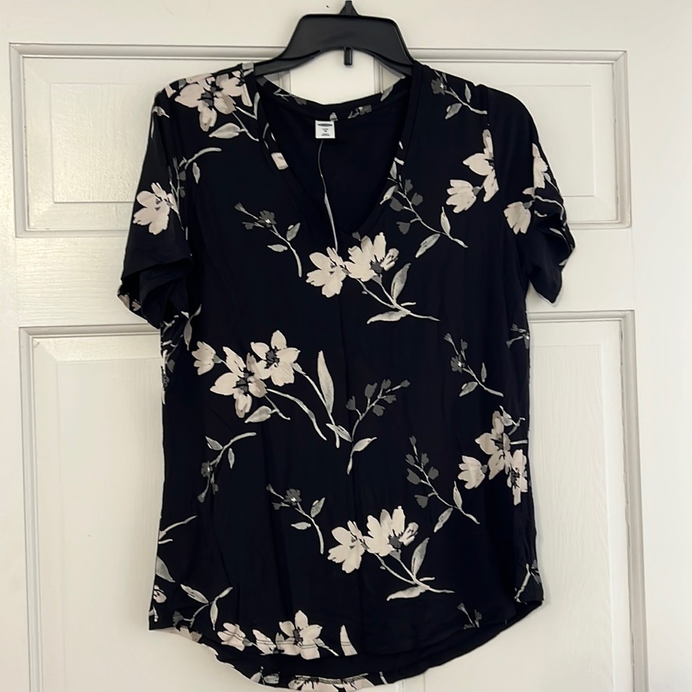 New with tags Old navy top Size medium